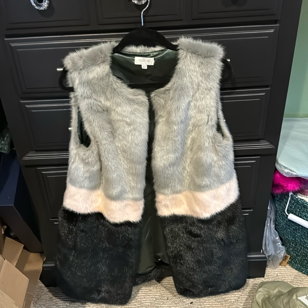 Molliolli fur vest.